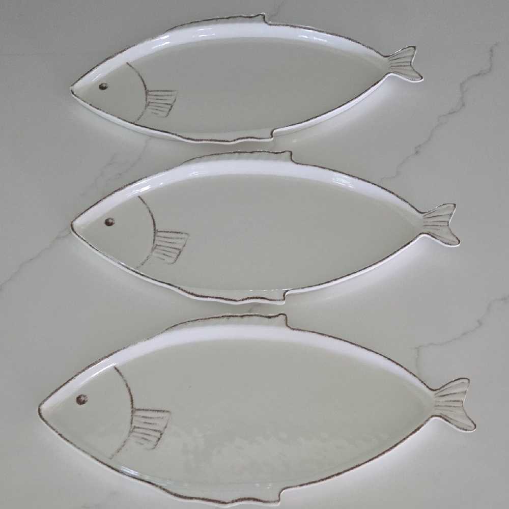 White Fish-Shaped Melamine Plates Set Of 4